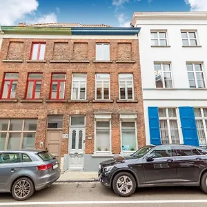 Hébergement de vacances Town House With View Over The 3 Towers Of